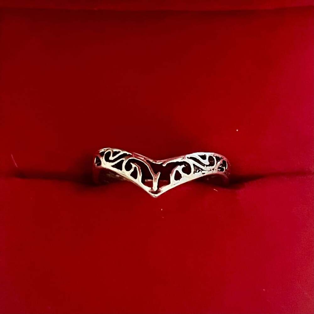 Filigree Swirl V-Shaped Chevron Titanium Steel Silver Ring Size 6